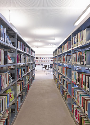 Blick zwischen Buchreihen in die Bibliothek